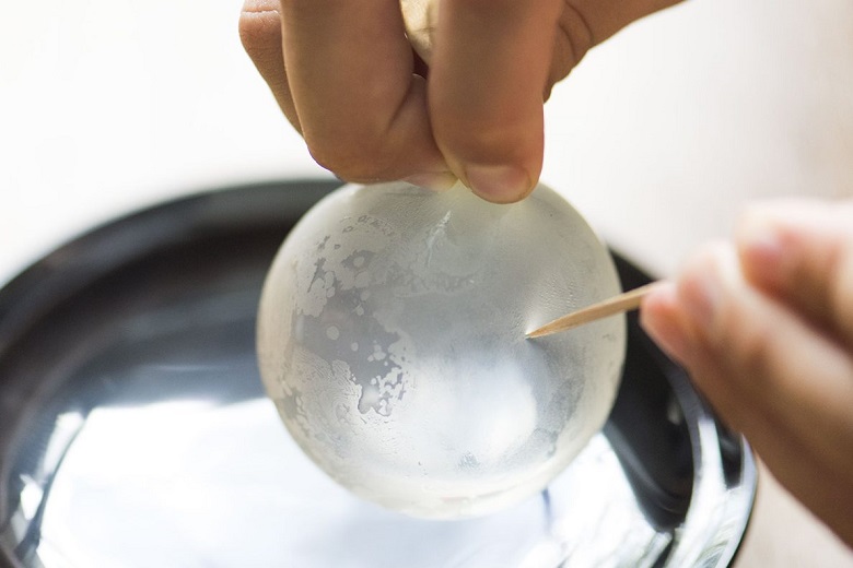 水まる餅　風船を割る様子